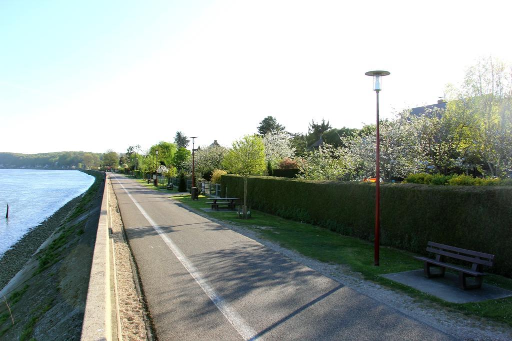 En Bord De Seine Duclair Exterior foto